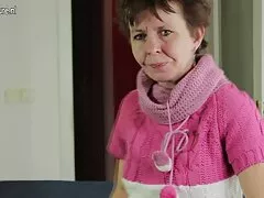 Massaggiatrice ebano inchiostrata che si masturba il cazzo durante vecchie nonne troie il massaggio erotico