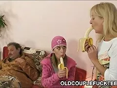 La vecchie baldracche mamma insegna sesso alla figlia del capo del compagno Off The Hook And On My Stepmom