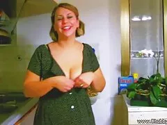 Adolescenti lesbiche in calze mangiano fuori e video vecchie troie ditalino