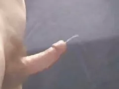 Una ragazza giapponese si strofina da sesso con vecchie troie sola