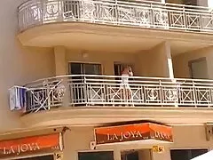 La MILF Janet afferra il cazzo del ragazzo di Alex mentre vecchie tardone fanno sesso a tre