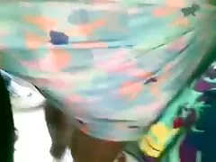 Il gattino incantevole sta pisciando e si fa vecchie troie tettone scopare con le dita la fica calva