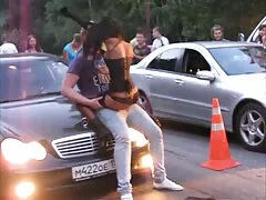Istruttrice foto di vecchie troie milf si diverte a leccare le fighe dei suoi due studenti